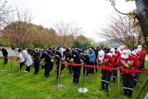 图二：市红十字会在上方山捐献纪念园开展党史学习教育第一课——缅怀全市遗体（器官、角膜）捐献者。_副本.jpg
