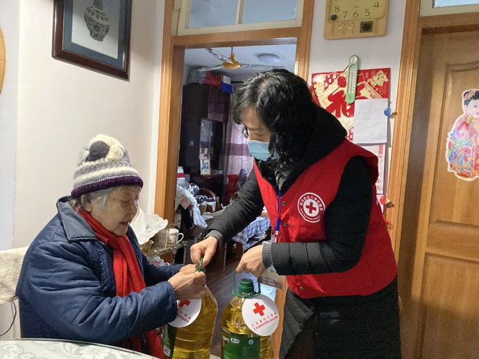 志愿者看望居民2.jpg
