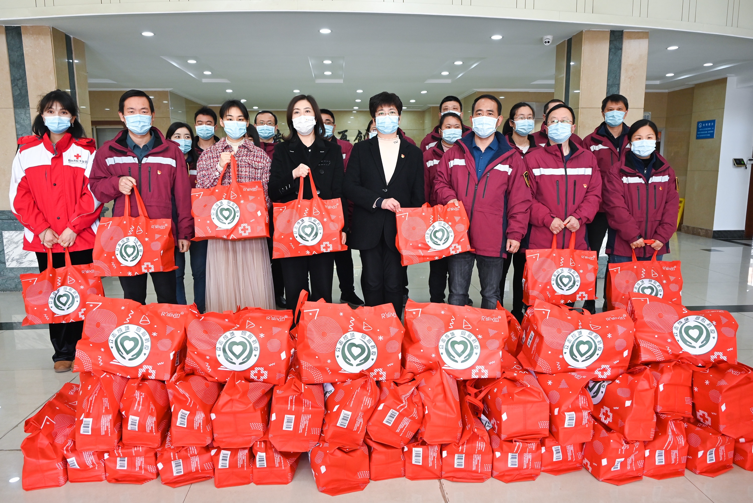 3月23日，江苏江润铜业、无锡江南电缆宜兴两家骨干企业捐赠宜兴市红十字会各100万元，用于慰问全市长期坚守抗疫一线的工作人员。 (1).jpg