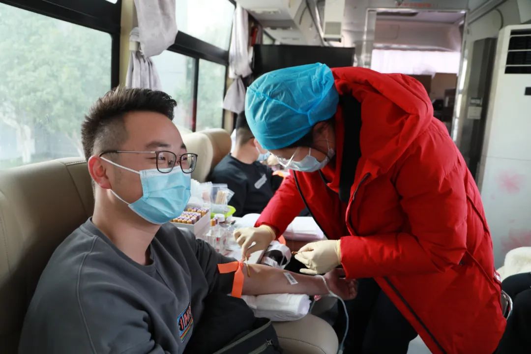 江宁开发区长马汽车组织员工开展无偿献血活动1.jpg