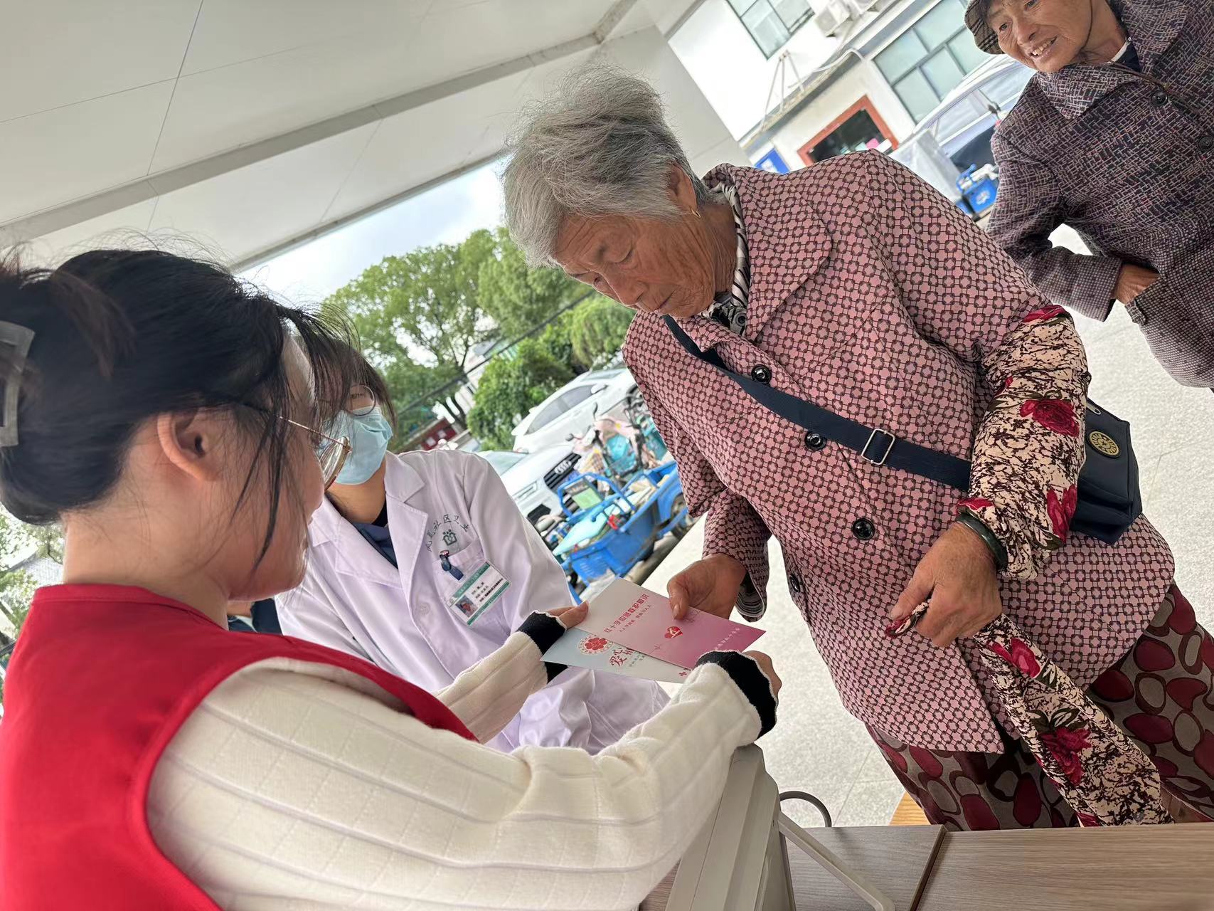 发放宣传资料2.jpg
