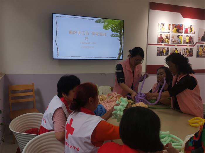 7、下庙社区开展巧手制包手工DIY活动(1).jpg
