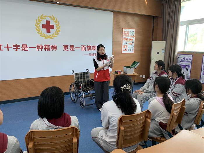 绿荫场上的红马甲1.jpg