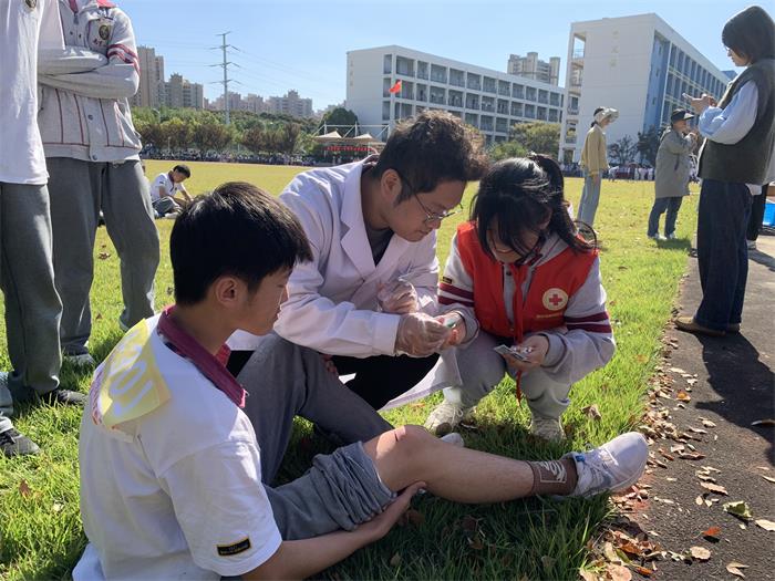 绿荫场上的红马甲2.jpg