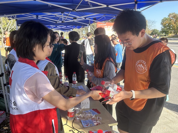 应急保障！栖霞红会助力高校环湖健身跑活动2.jpg