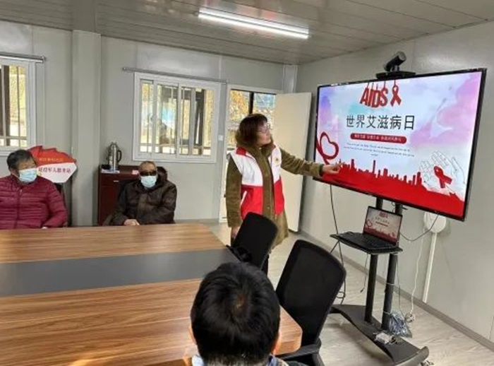 合集防艾栖霞区各街道开展“世界艾滋病日”主题活动 (2).jpg