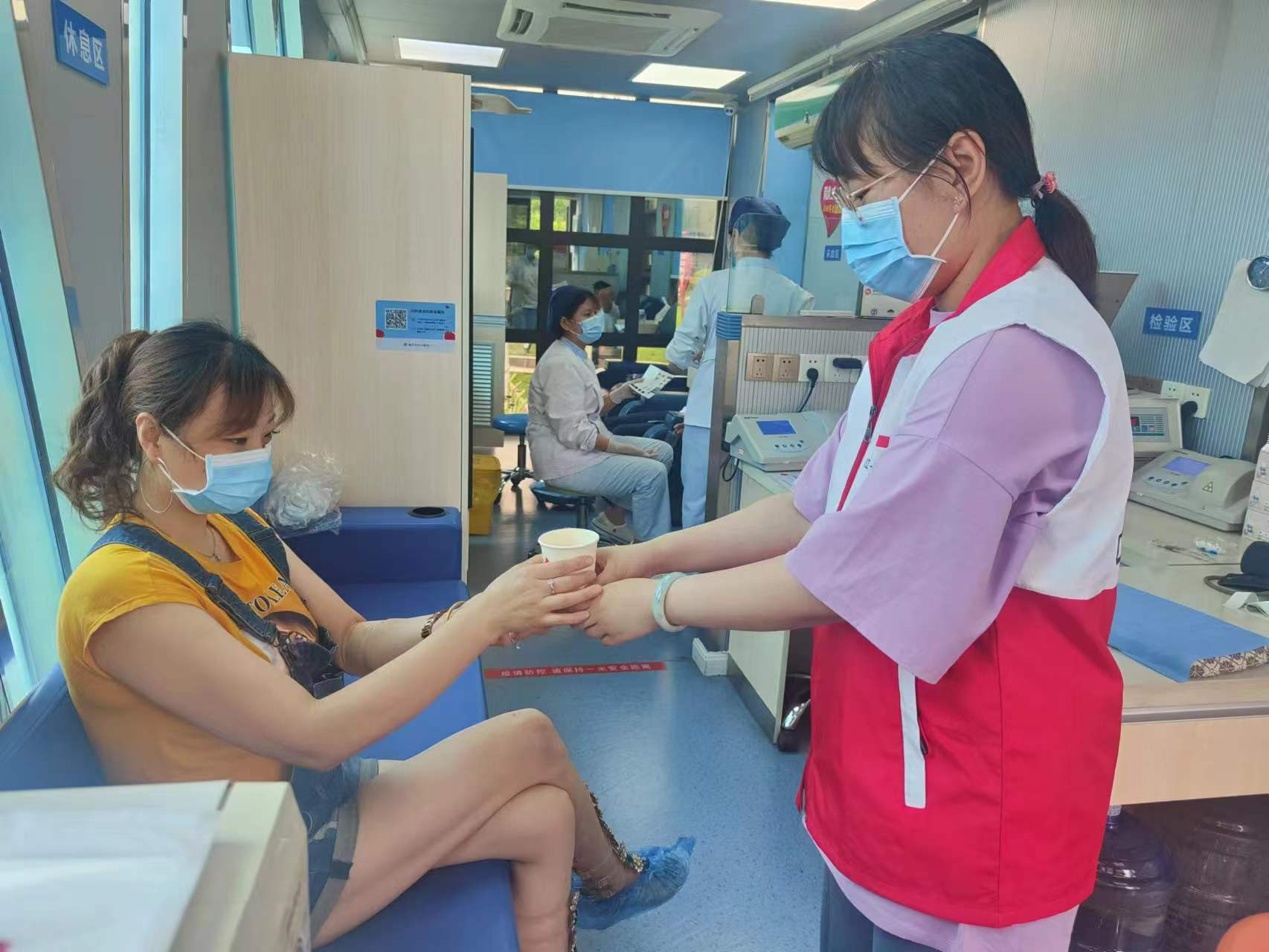 孙凌灵做志愿服务.jpg