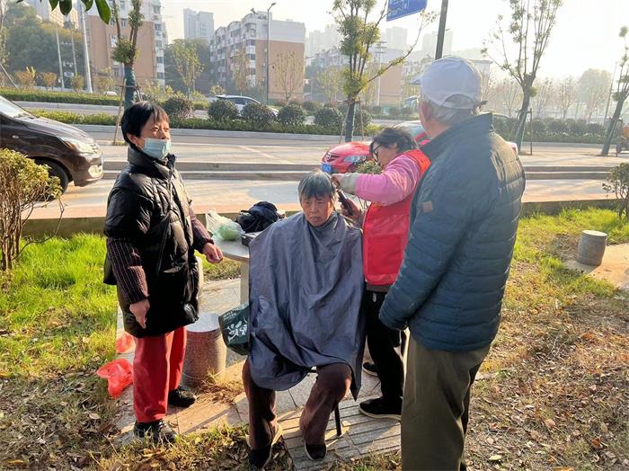 2、12月11日南化新村社区红十字会博爱广场开展便民服务活动.jpg