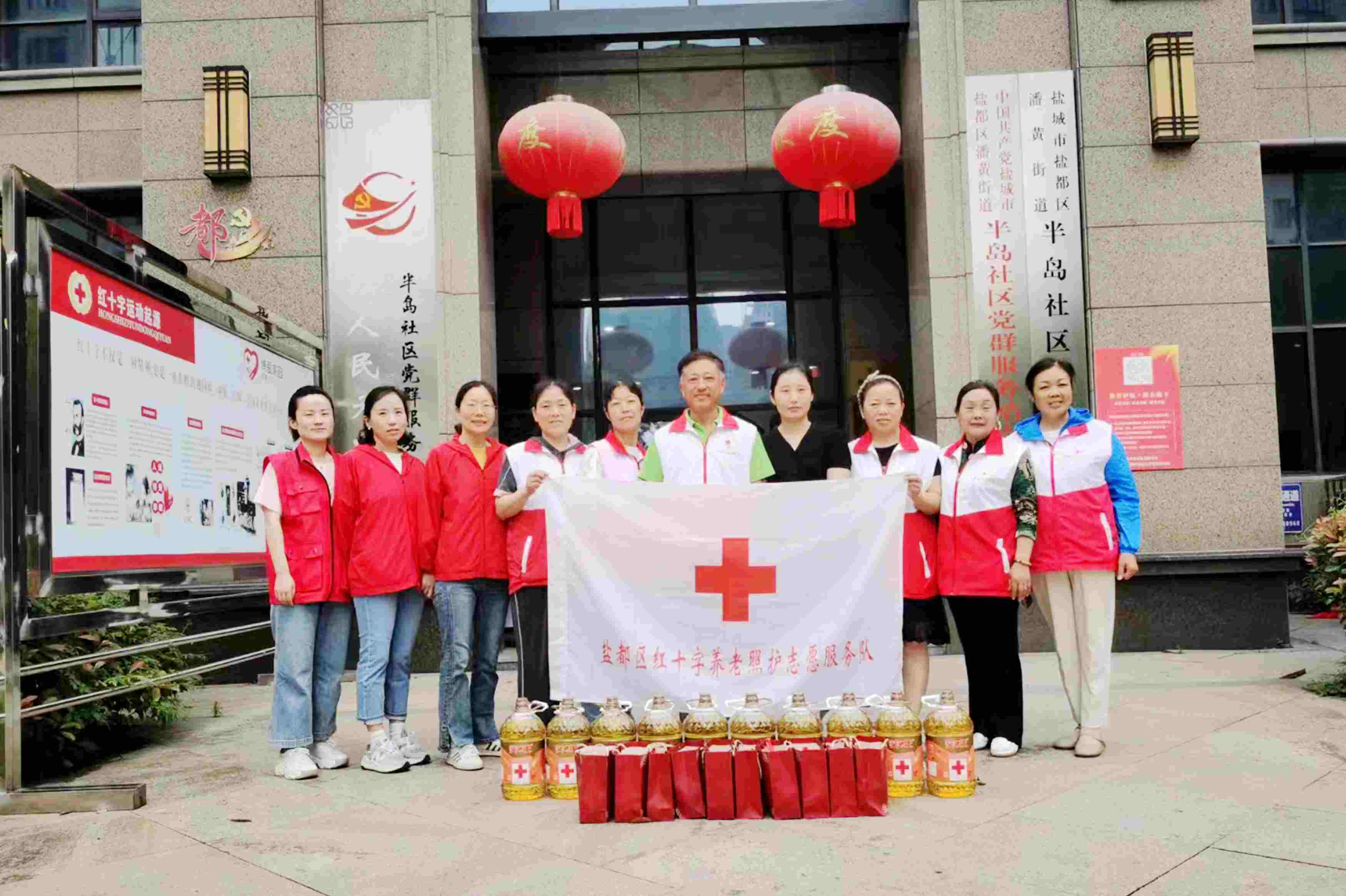红十字志愿者在半岛社区合影(1).jpg