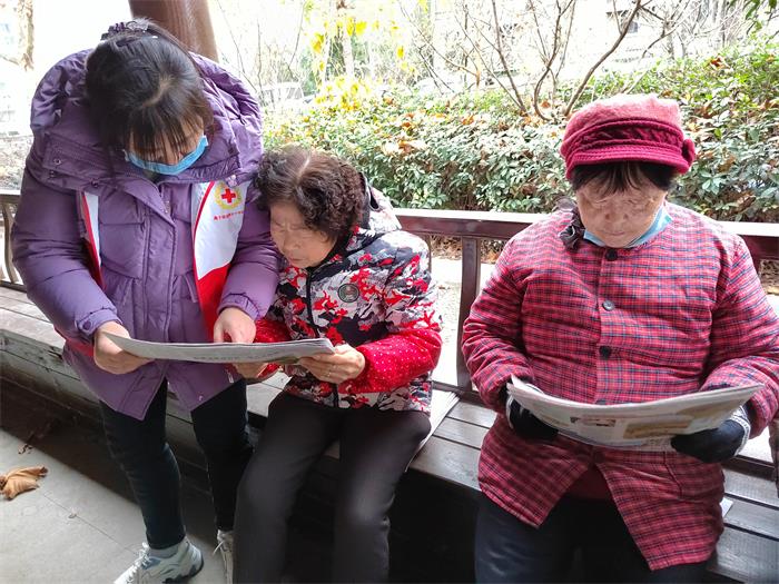 4、燕华花园社区开展读书看报活动.jpg