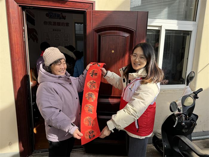 2、南炼社区红十字开展写春联送福气活动 (1).jpg