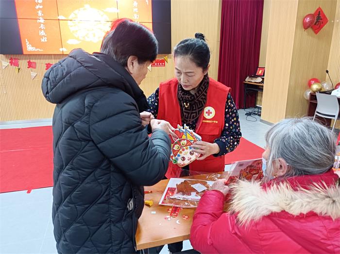 “温暖相伴 共庆生辰”栖化新村社区开展长者季度生日会 (2).jpg