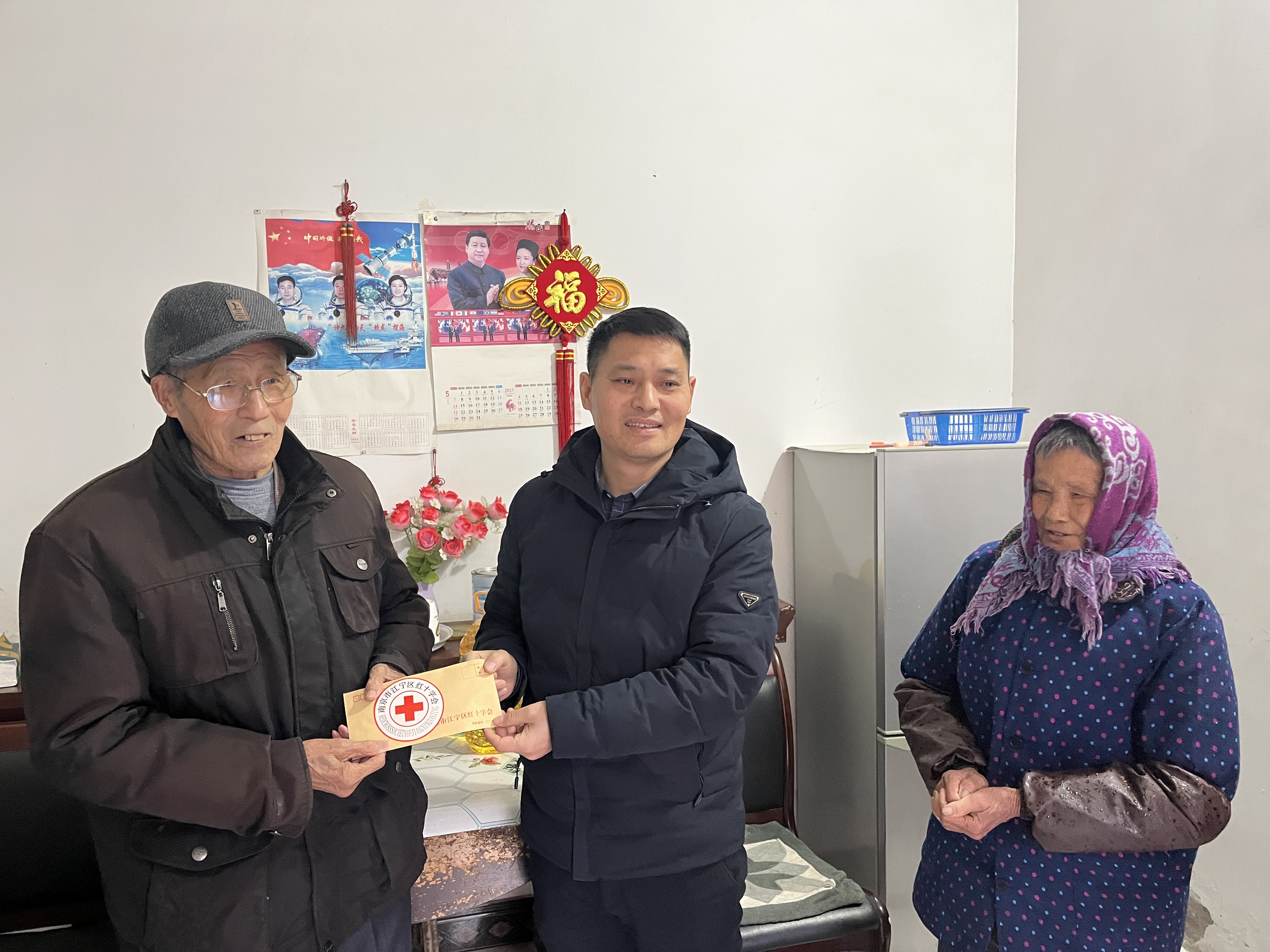 汪调走访博爱家园困难群众.jpg