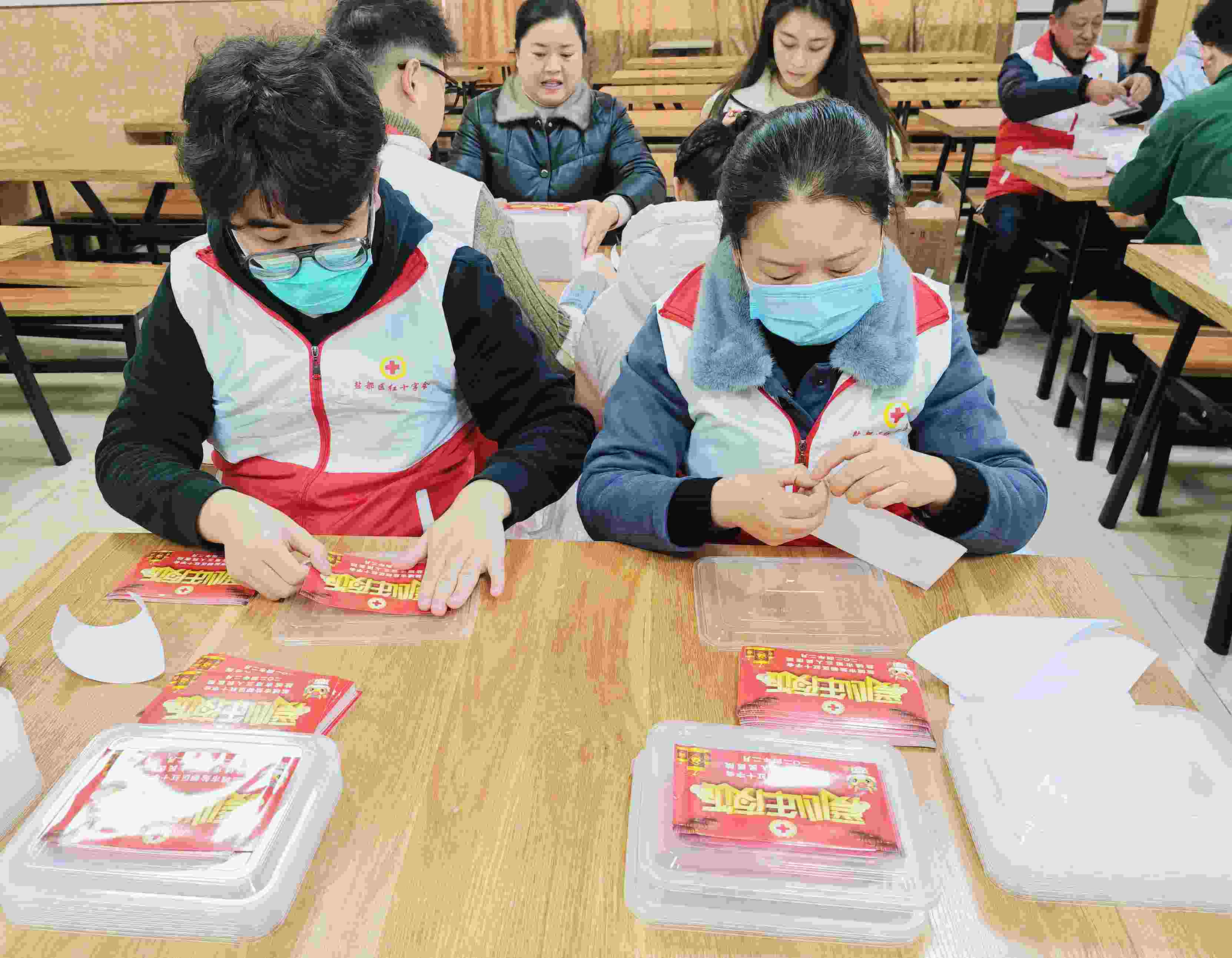 2月7日下午，志愿者们在市三院进行红十字爱心年夜饭贴标工作 (3)(1).jpg