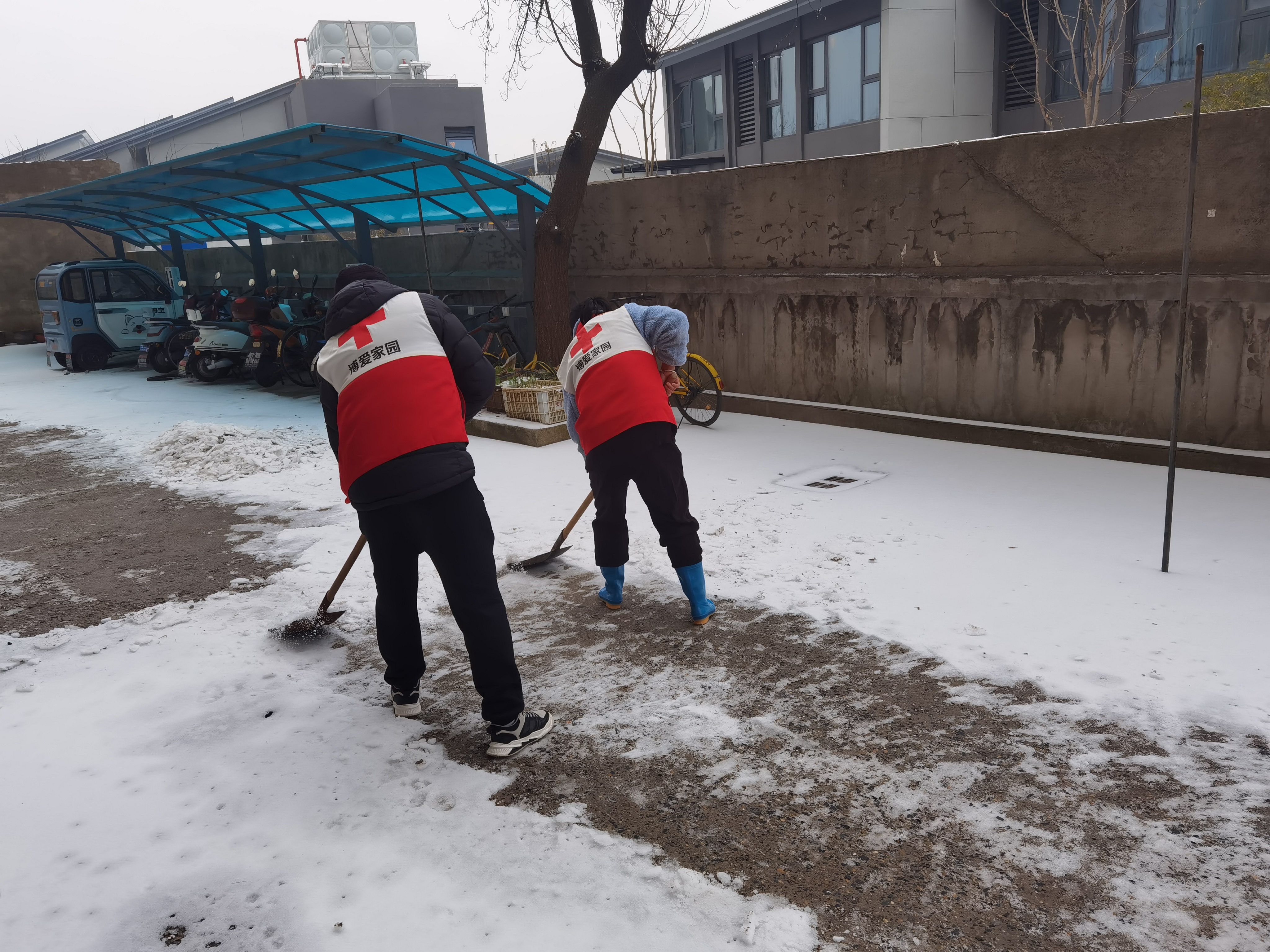 南京市浦口区汤泉街道博爱家园开展“扫雪除冰暖人心”活动 (1).jpg