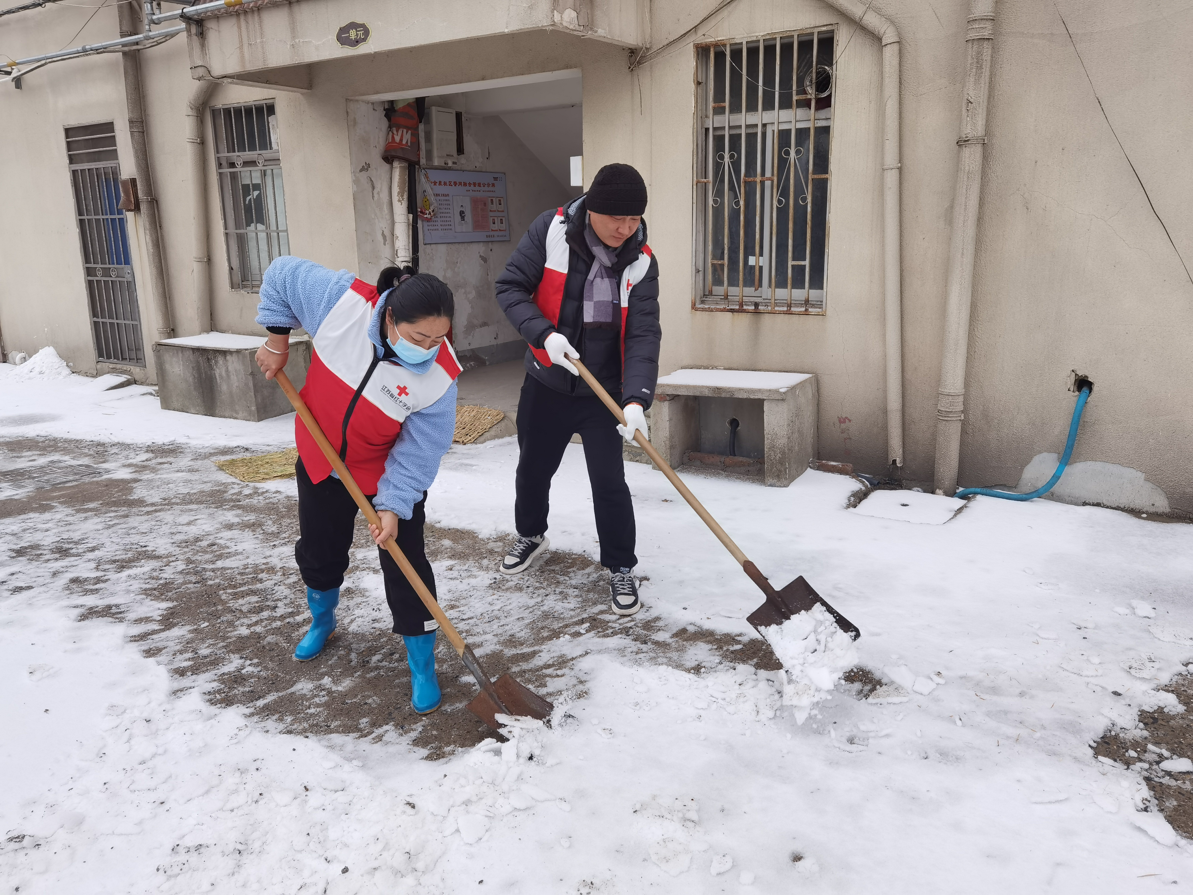 南京市浦口区汤泉街道博爱家园开展“扫雪除冰暖人心”活动 (2).jpg