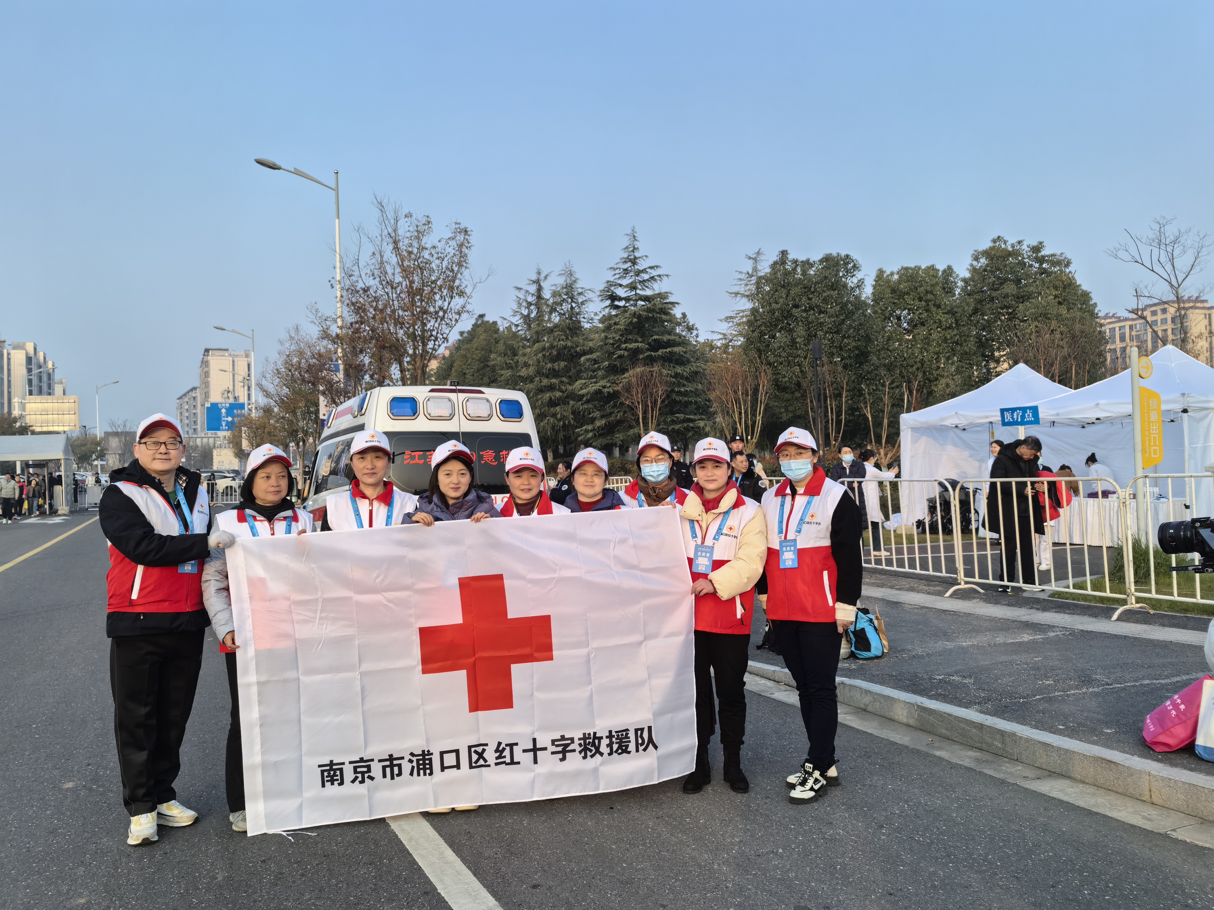 南京市浦口区红十字会助力马拉松 (3).jpg