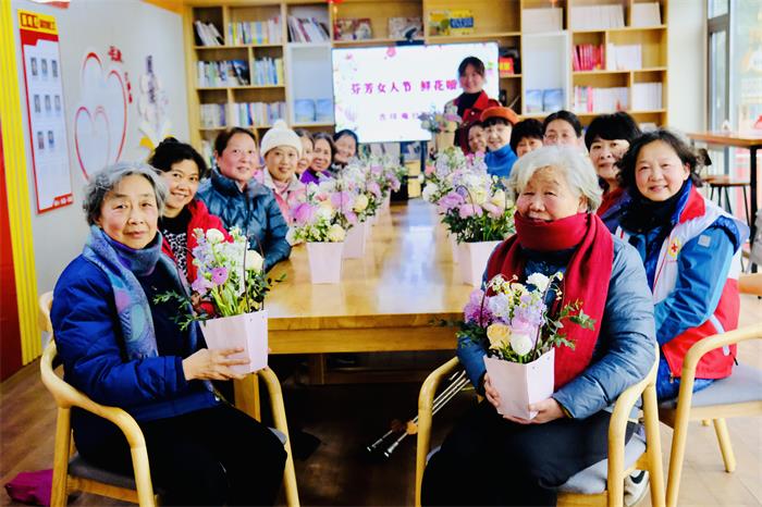 芬芳女人节 鲜花赠巾帼.JPG