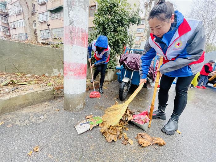 清理楼道垃圾  打造宜居社区.JPG