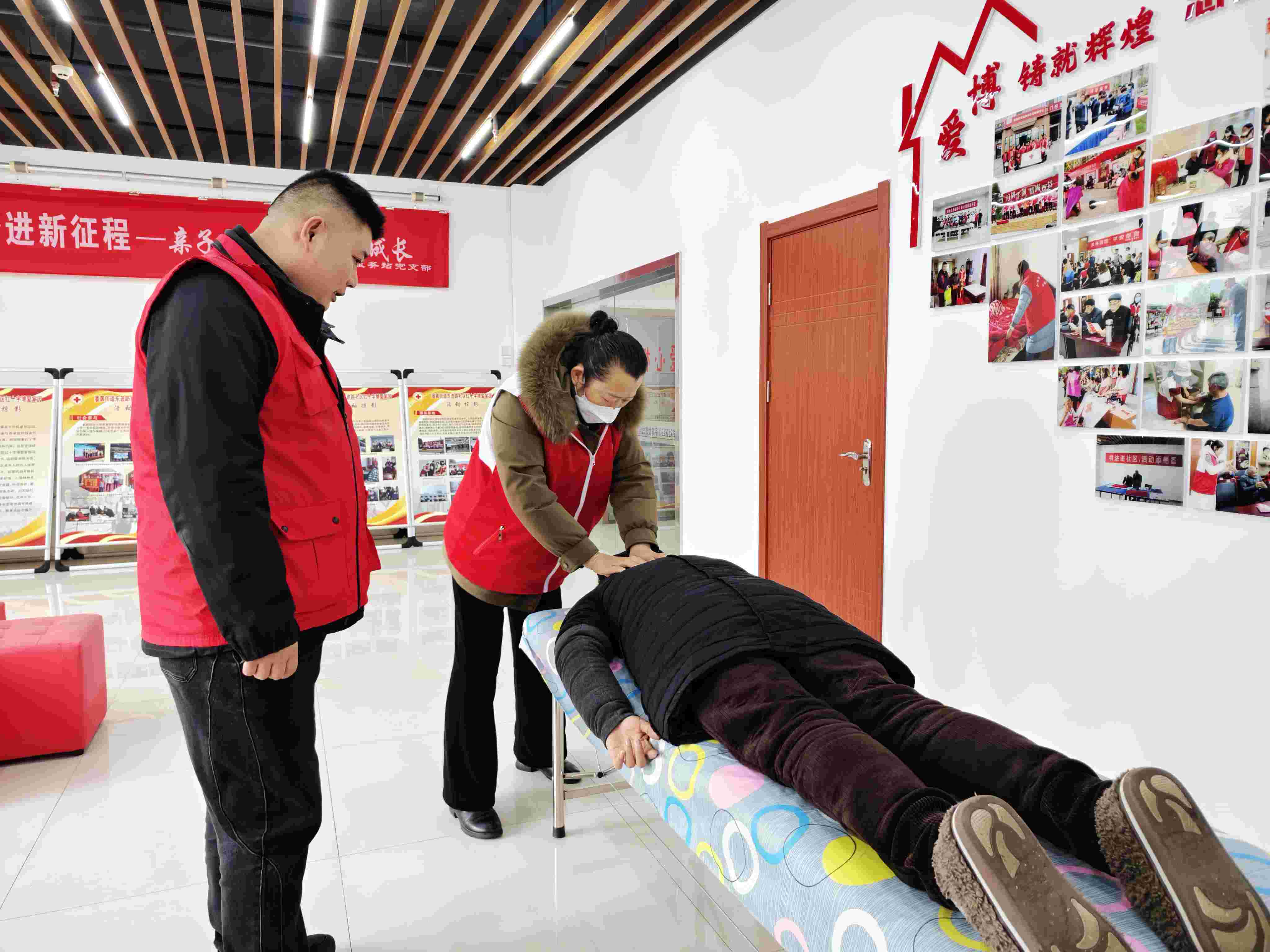 中医康复理疗师魏丽华活动现场指导理疗手法(1).jpg