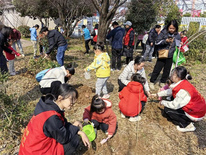 三月学雷锋  播种文明绿.jpg