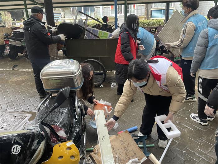 晓庄村社区开展“助力清理楼道杂物，让文明之路不添堵”活动.jpg