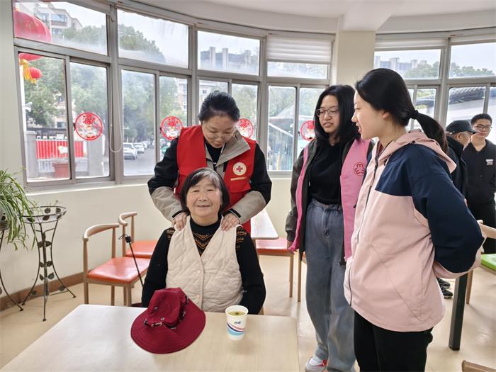 志愿服务进社区  中医推拿暖人心.jpg