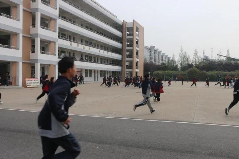 04 淮海中学开展应急疏散演练活动.jpg