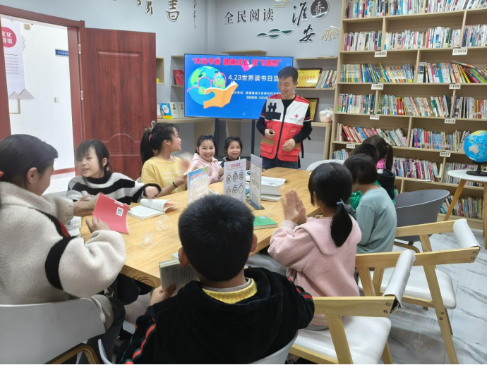 09 吴江村博爱家园开展留守儿童读书日活动.png