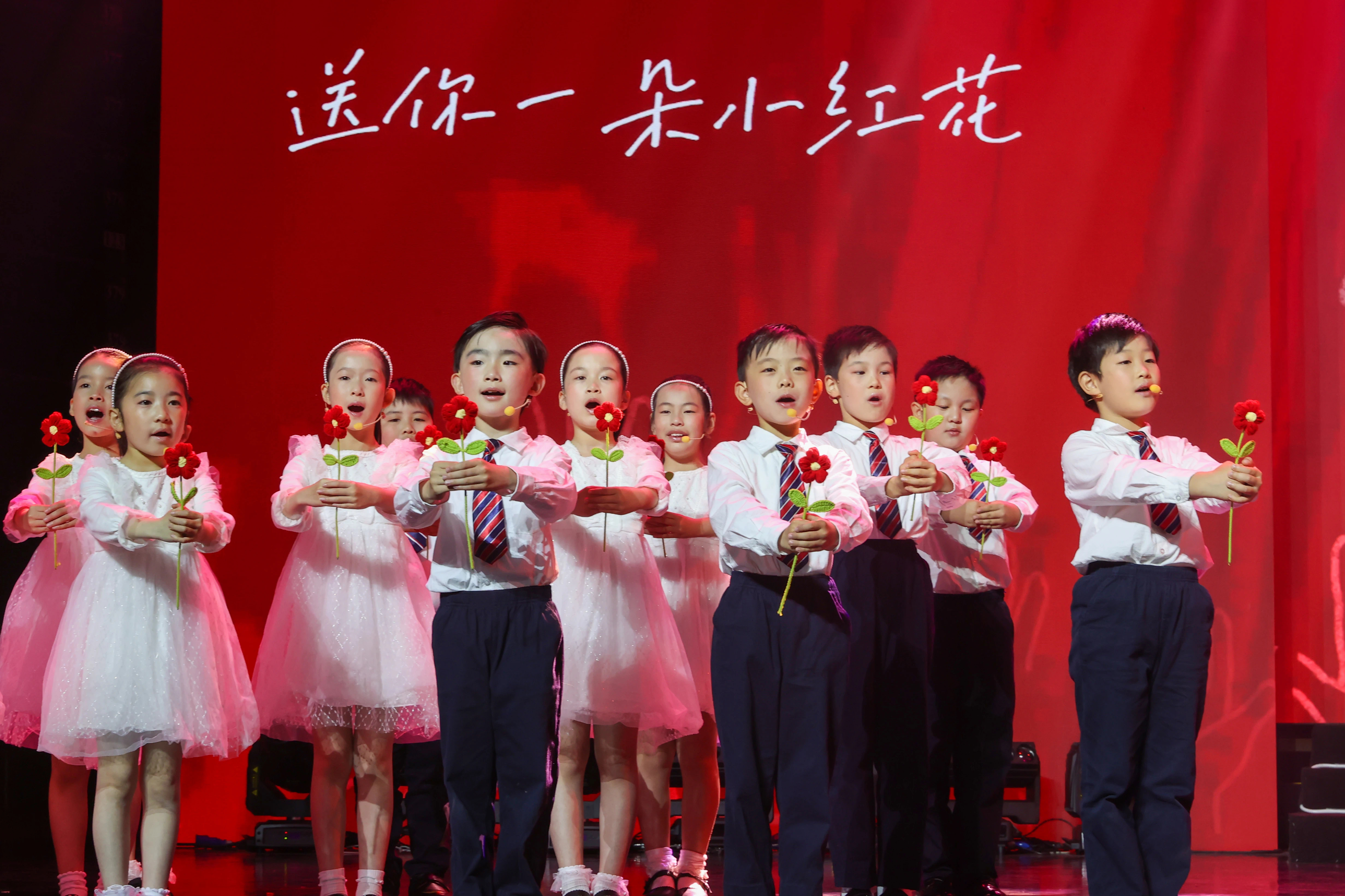 舞台表演给志愿者献花.jpg