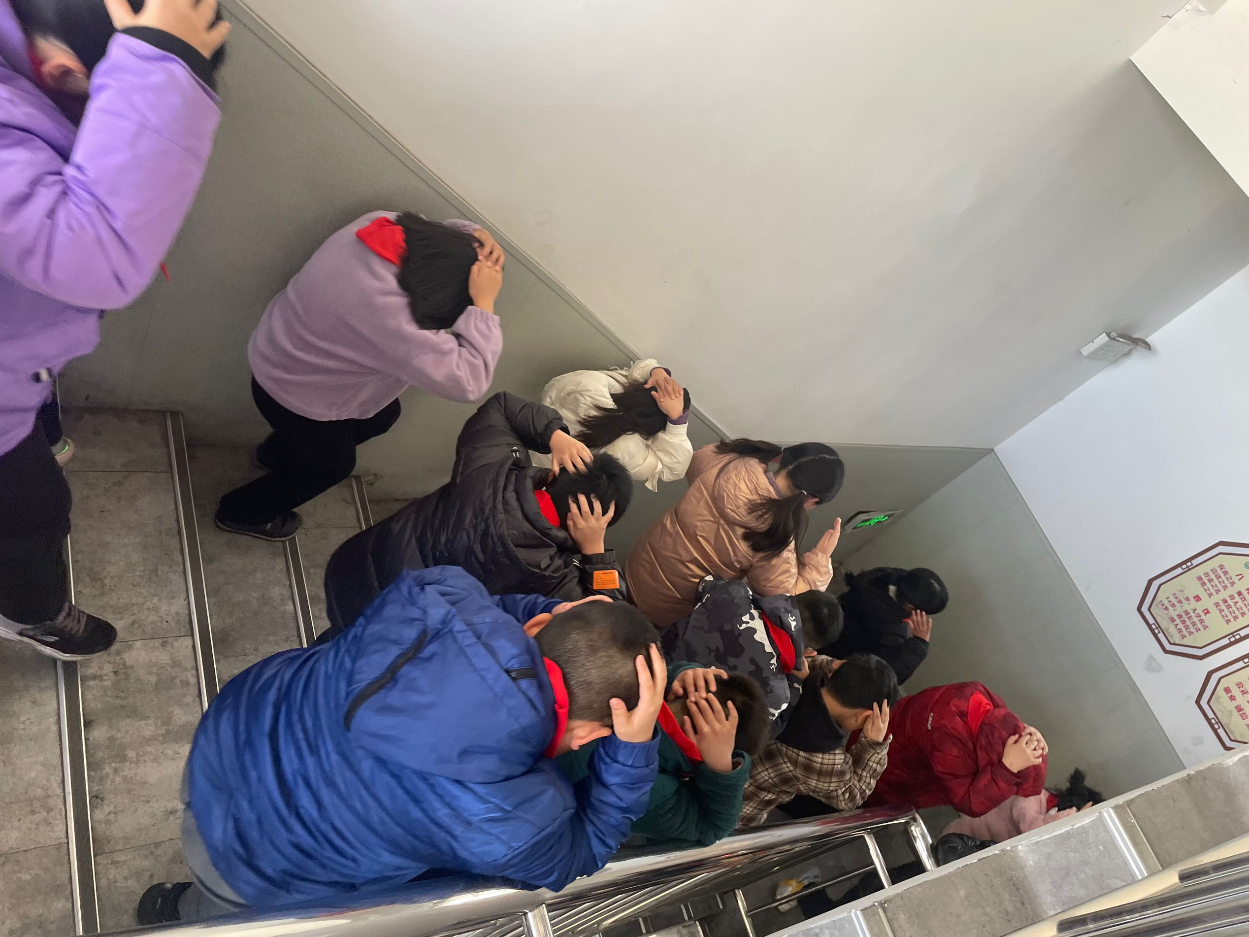 地震逃生演练2.jpg