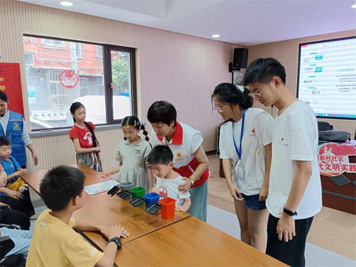3、燕子矶街道电瓷新村社区红十字博爱少年：“七彩的夏日——垃圾分类你我‘童’行”.jpg