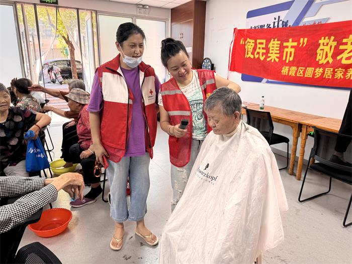 4、2024.7.15柳塘社区博爱家园开展“便民集市”敬老服务进社区活动.jpg