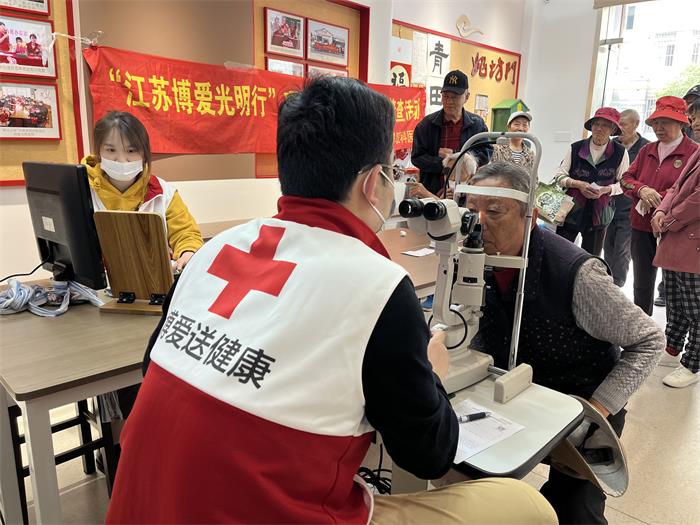 栖霞区尧化街道青田雅居红十字会开展“博爱光明行”义诊筛查活动.jpg